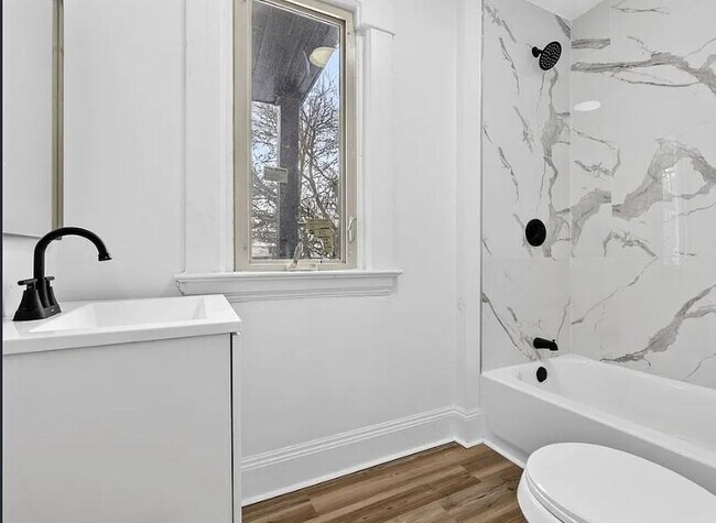 Building Photo - 9418 Parkview Ave