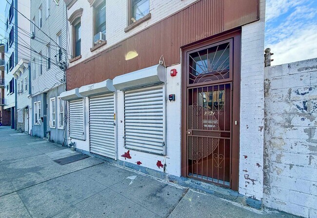 Building Photo - 397 Palisade Ave