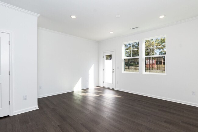 Building Photo - Three Bedroom End Unit Townhome!