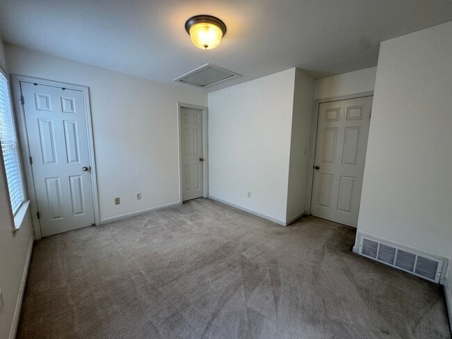 Building Photo - 1343 Island Pl E