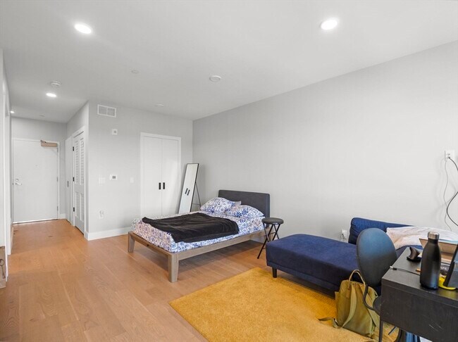 Building Photo - 9 Central St