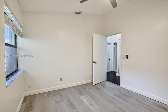 Building Photo - 581 Lakeside Cir