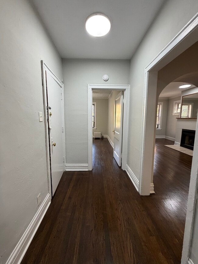 Building Photo - 635 W Roscoe St