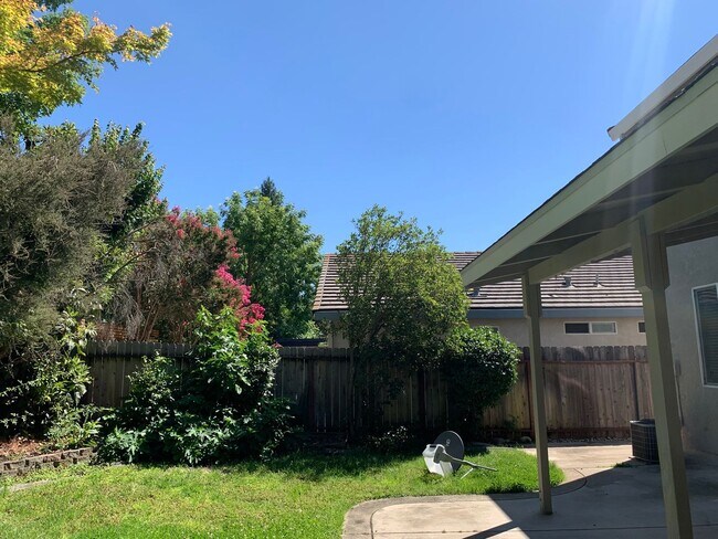 Building Photo - Spacious 4 bedroom 2.5 Bathroom Gold River...