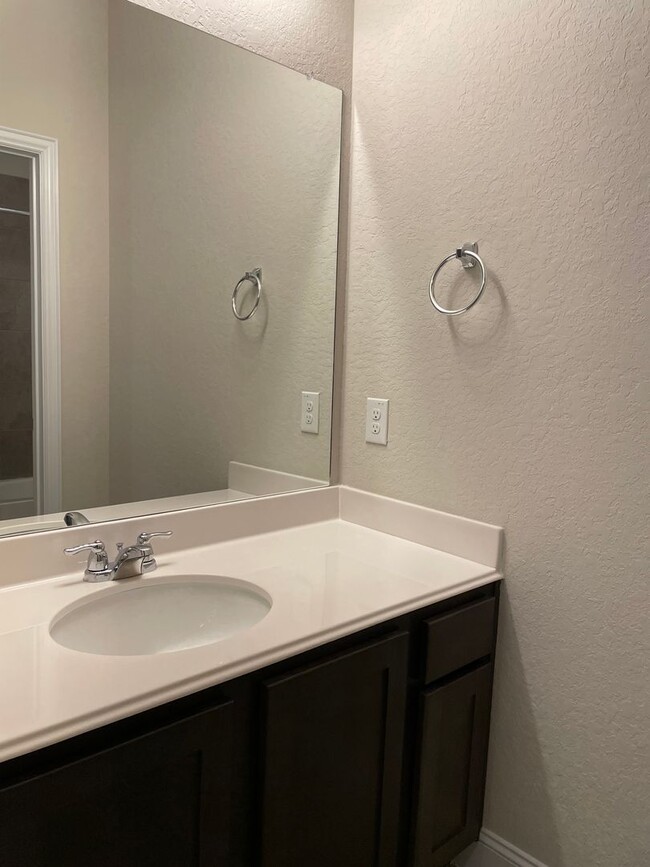 Building Photo - 4 Bedroom in Gruene Field / 1 Mile to Grue...
