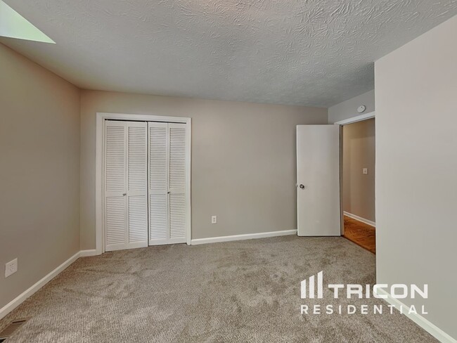 Building Photo - 5070 Ravenwood Dr