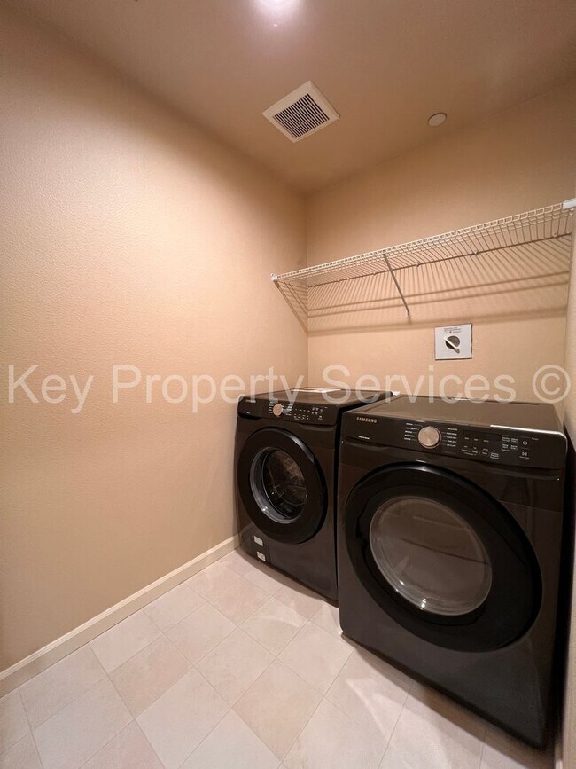 Building Photo - AVAILABLE NOW! Hazel Dell 5 Bedroom Close ...