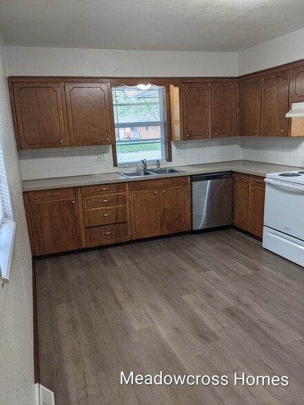 Building Photo - 2906 N River Ter