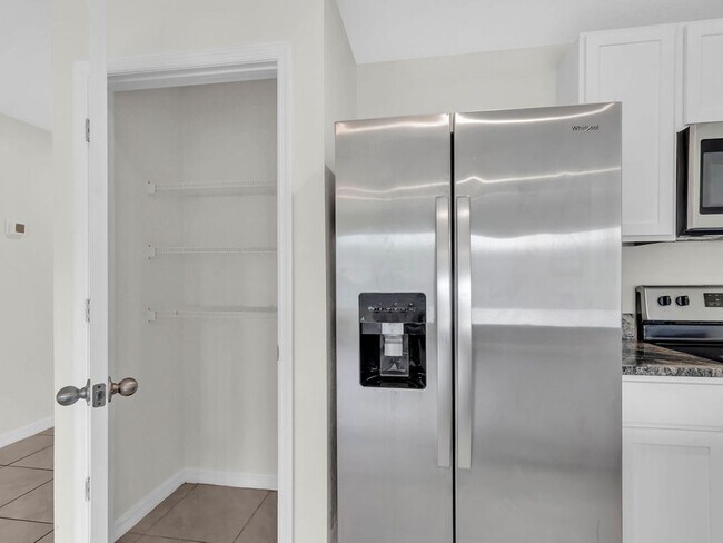 Building Photo - Beautiful 4 bedroom 2 bathroom Single Family House! Like new!