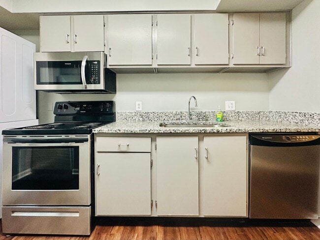 Building Photo - Newly Renovated 2 Bed, 2.5 Bath Chapel Hil...