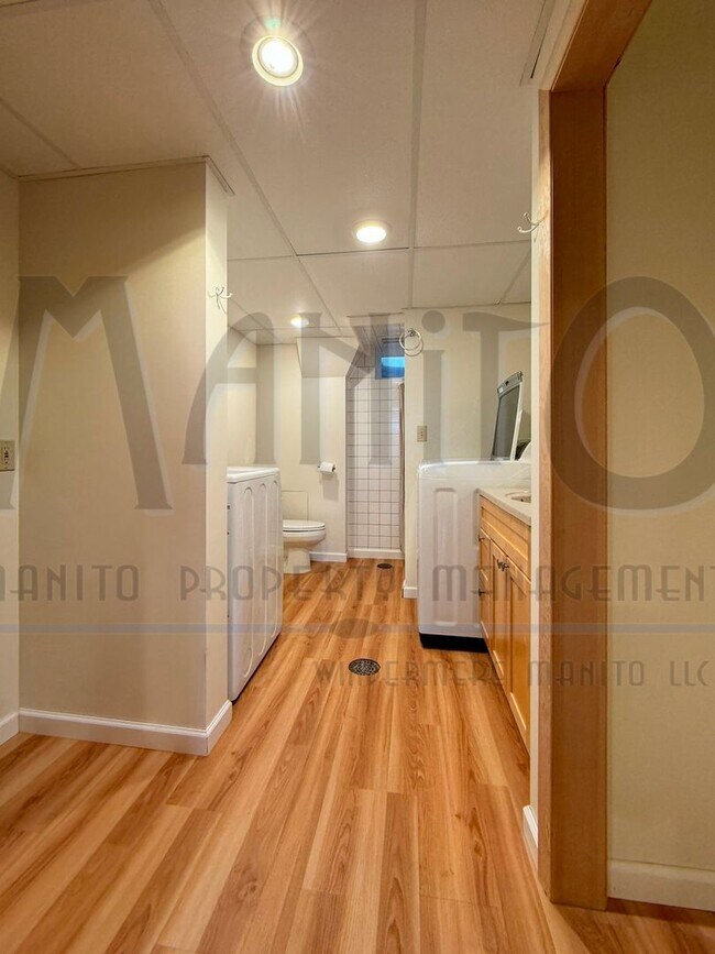 Building Photo - Stunning & Spacious South Hill Home