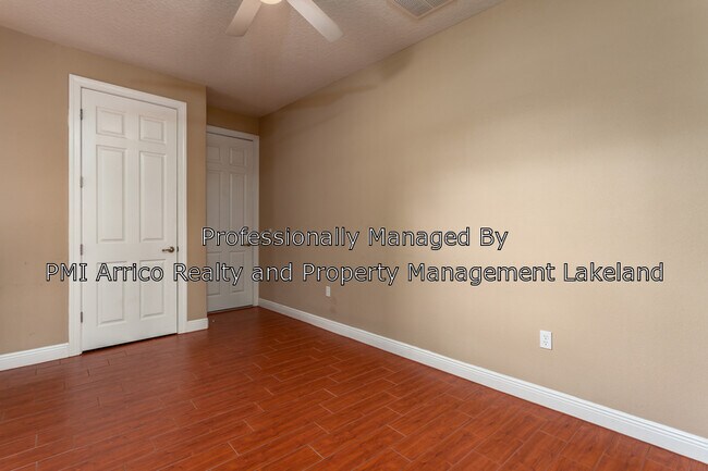 Building Photo - 3960 Sunset Lake Dr