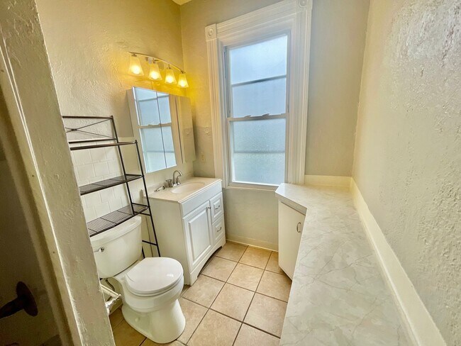 Building Photo - 3 Bed 1.5 Bath- Southside Pittsburgh PA
