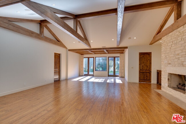 Building Photo - 9530 Hidden Valley Rd