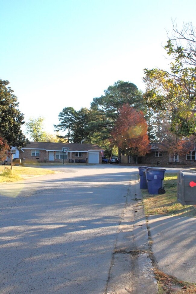 Building Photo - 4 BEDROOM HOUSE BY ELEMENTARY SCHOOL*