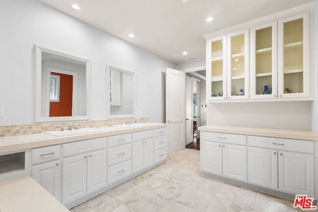 Building Photo - 209 25th St