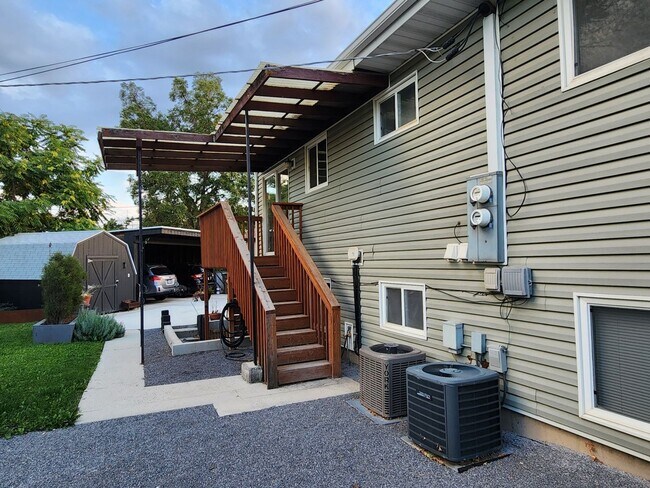 Building Photo - Close to Sugar House Park 2 Bd 1 Ba Basement Duplex