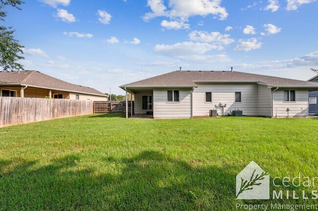 Building Photo - 3 Bed 3 Bath at Douglas and Maize!