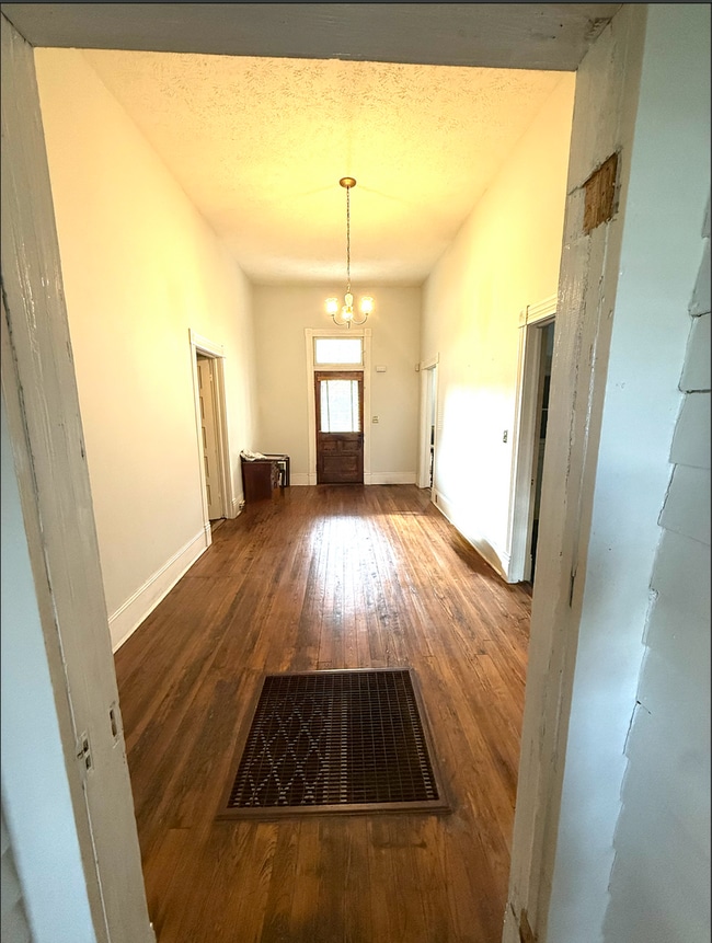Building Photo - 2 bed/ 2 bath downtown home!