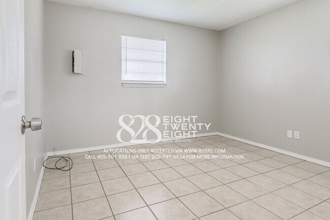 Building Photo - 2 Bed/1 Bath Triplex Home in Noble