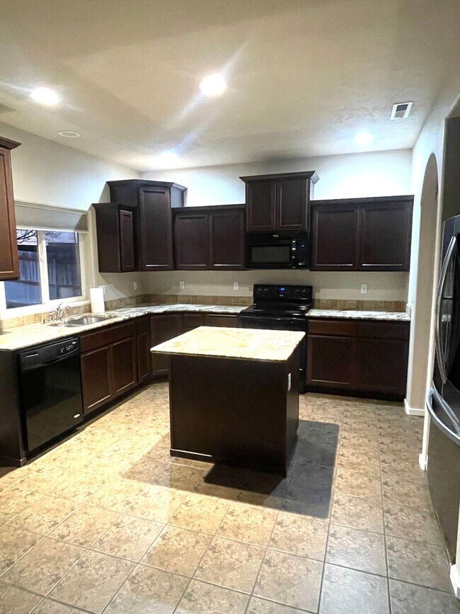 Building Photo - Charming Very Spacious 2-Story Home for Rent in Pasco, WA – Ideal Location Off Road 68!