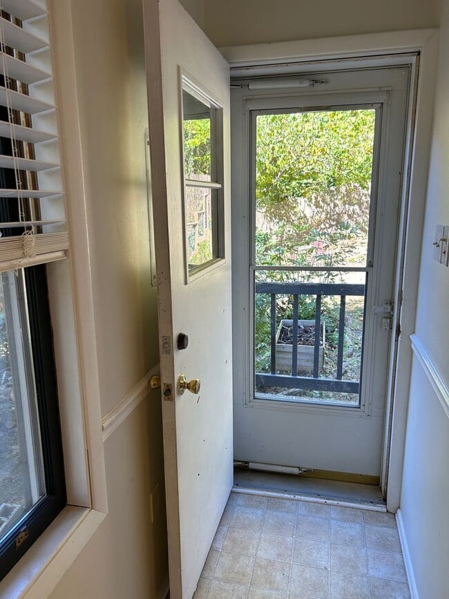 Building Photo - Kenilworth - Adorable 2 Bedroom House