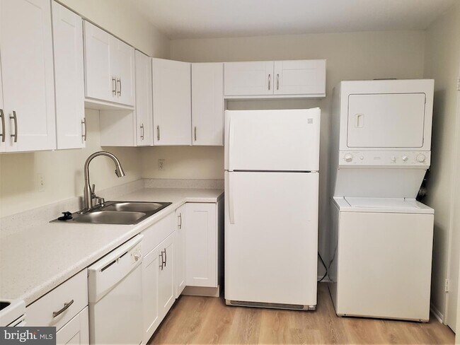 Building Photo - 15100 Interlachen Dr