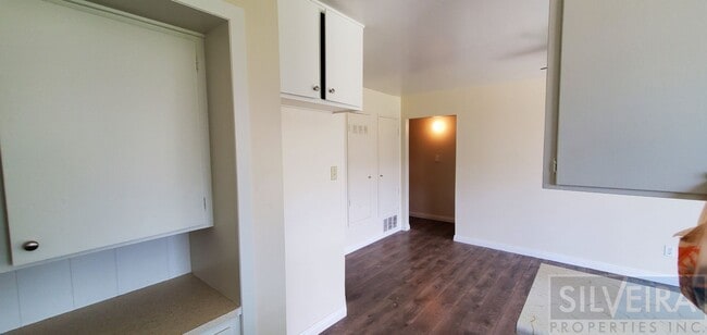 Building Photo - 3 bed, 1.5 bath home available!