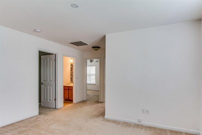 Building Photo - Charming 3 bedroom, 2.5 bath home located in the Lismore Park community.