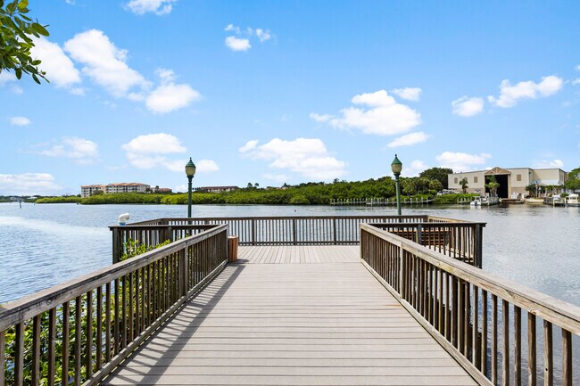 Building Photo - 5800 Hollywood Blvd