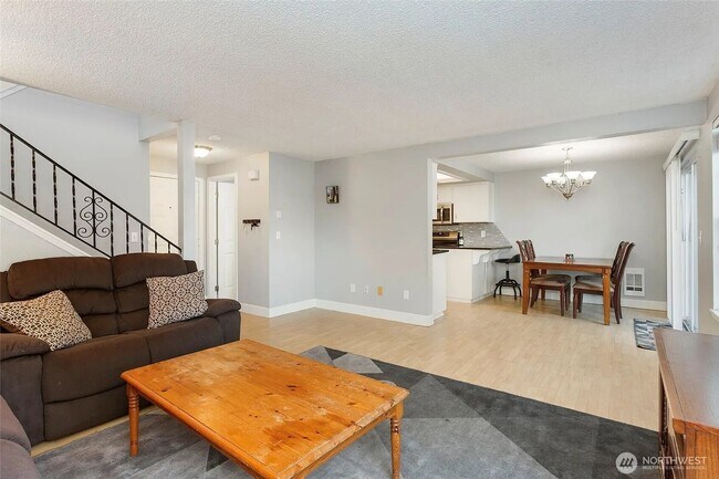 Building Photo - Beautiful Puyallup Duplex with Large Yard ...