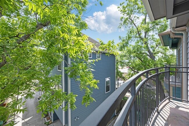 Building Photo - 615 W 27th St