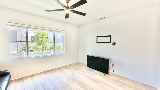 Building Photo - Beautiful, Newer Construction Home in Desi...