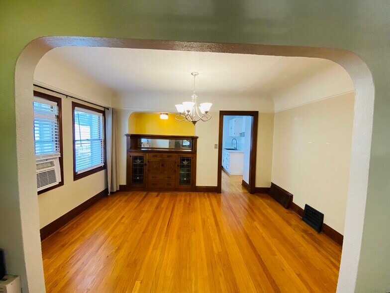 Building Photo - 625 S 60th St