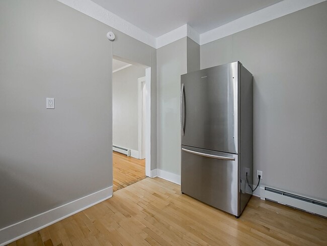 Building Photo - Fully Remodeled 2-Bed Home in Dearborn!