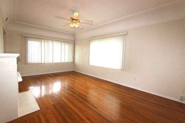 Building Photo - Gorgeous 2 bedroom 1 bathroom downstairs apartment available May 1, 2026 with a MOVE IN SPECIAL