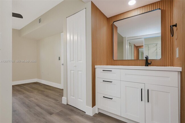 Building Photo - 1709 Whitehall Dr