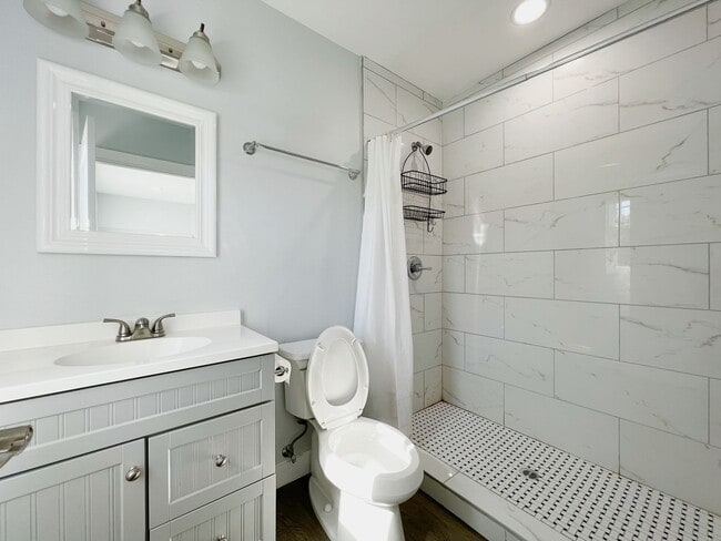 Building Photo - 2641 S Budlong Ave