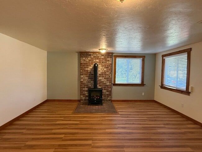 Building Photo - Cute Ashland Cottage | Two bedroom, two bath home | Available Now