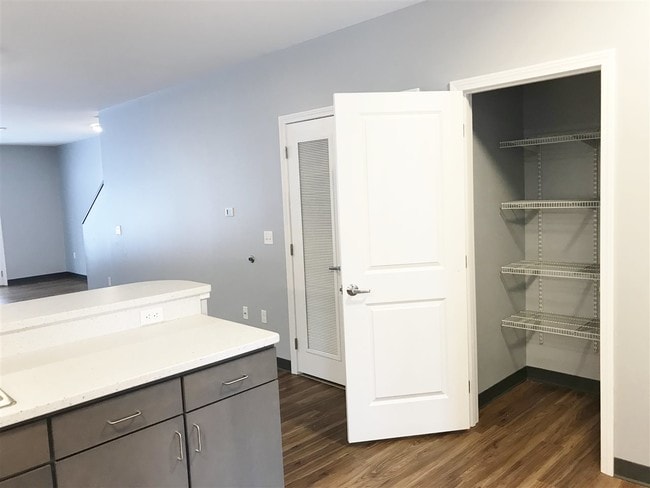 Building Photo - 37 E Ridge Dr