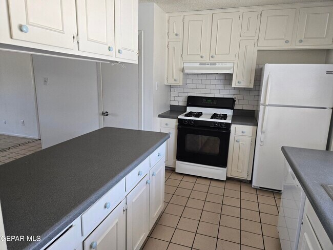 Building Photo - 6627 Escondido Dr