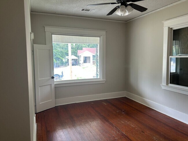 Building Photo - 4 BR 2 bath