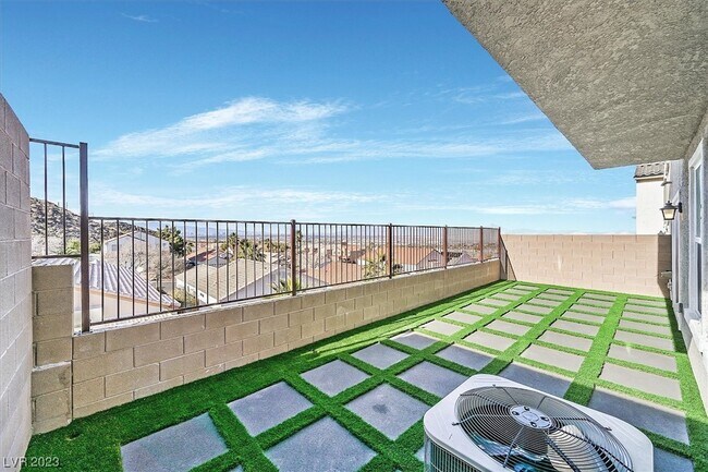 Building Photo - 372 Rosefinch St