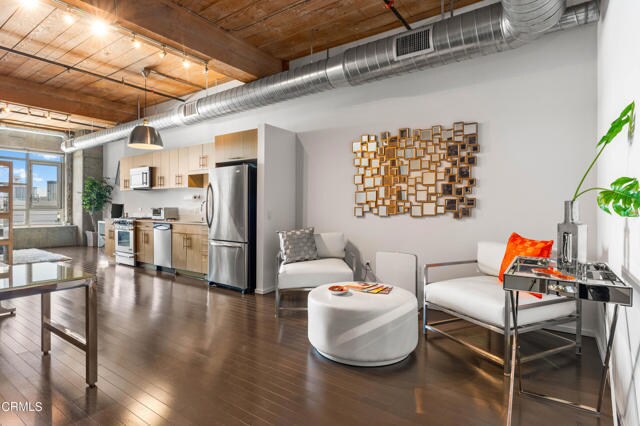 Building Photo - 530 S Hewitt St