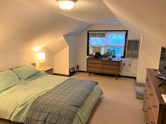 Building Photo - 5916 W Cornelia Ave