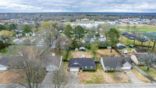 Building Photo - Available in Early August Attn: Pilots! 3BR 2BA Crashpad!