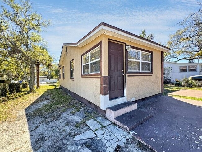 Building Photo - Charming 2-Bedroom Home in St. Petersburg'...