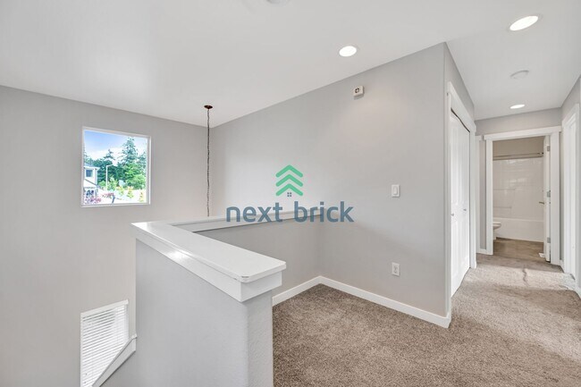 Building Photo - 3 BED & 2.5 BATH  FOR RENT