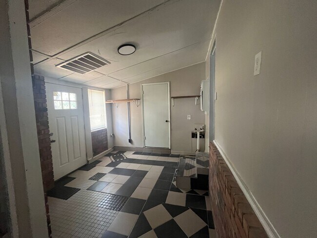Building Photo - 1105 Lingo Rd