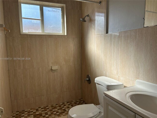 Building Photo - 15020 NE 6th Pl